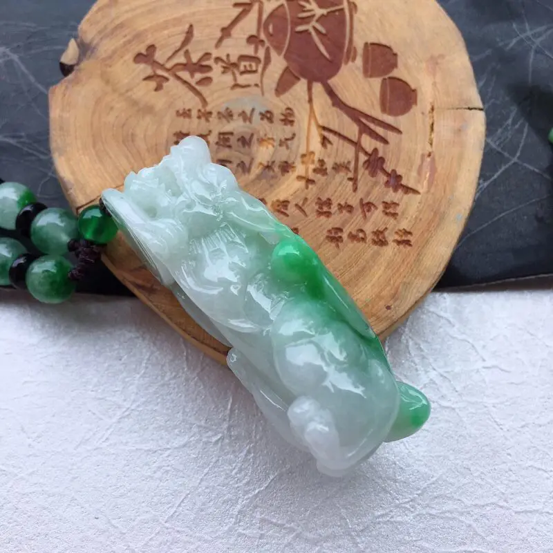 【(如意进财)翡翠飘阳绿精雕招财辟邪貔貅玉坠 俏色阳绿如意,尺寸52*20*17mm】图9