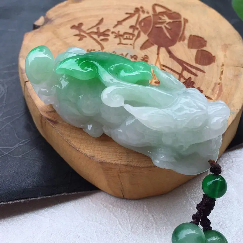 【(如意进财)翡翠飘阳绿精雕招财辟邪貔貅玉坠 俏色阳绿如意,尺寸52*20*17mm】图3