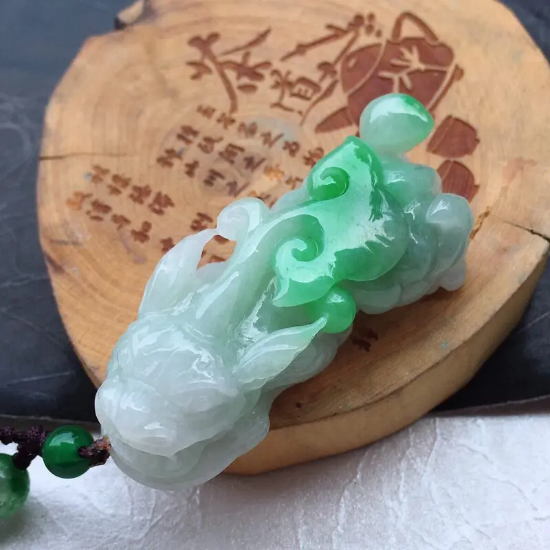 【(如意进财)翡翠飘阳绿精雕招财辟邪貔貅玉坠 俏色阳绿如意,尺寸52*20*17mm】图1