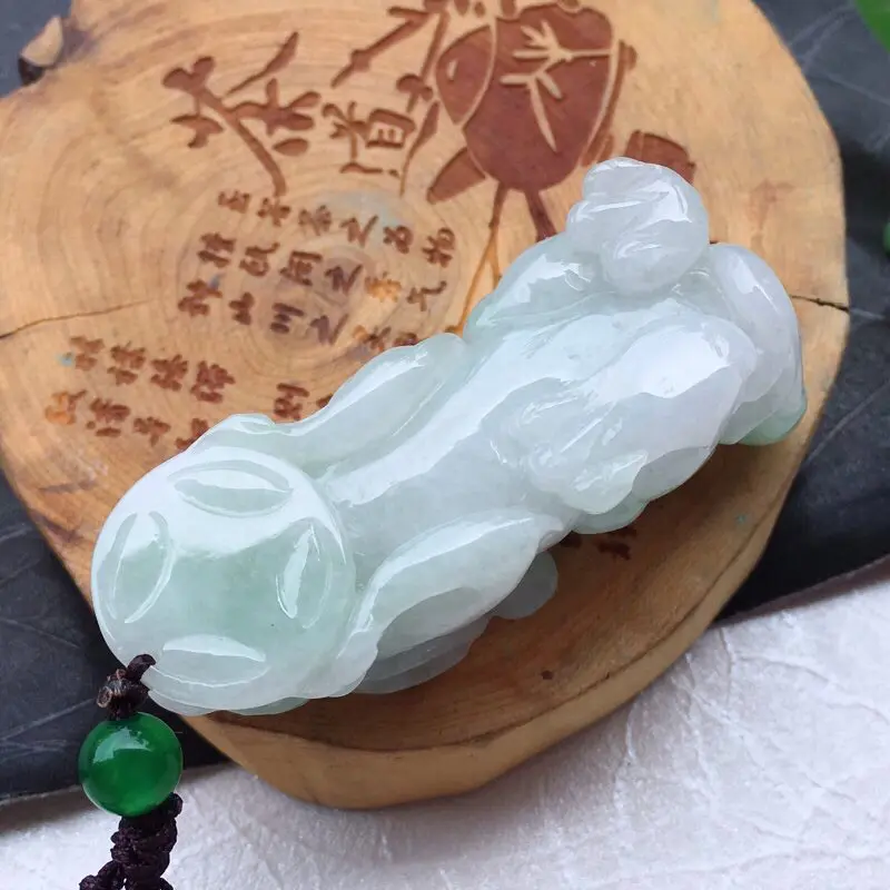 【(如意进财)翡翠飘阳绿精雕招财辟邪貔貅玉坠 俏色阳绿如意,尺寸52*20*17mm】图8