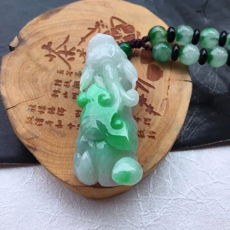 【(如意进财)翡翠飘阳绿精雕招财辟邪貔貅玉坠 俏色阳绿如意,尺寸52*20*17mm】图7