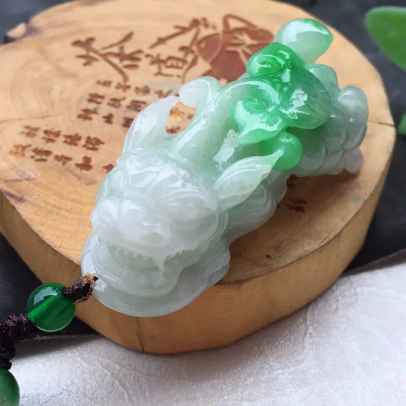 【(如意进财)翡翠飘阳绿精雕招财辟邪貔貅玉坠 俏色阳绿如意,尺寸52*20*17mm】图2