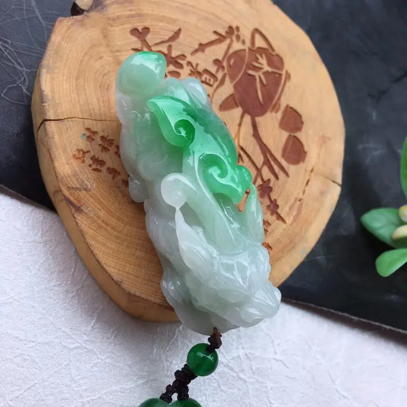 【(如意进财)翡翠飘阳绿精雕招财辟邪貔貅玉坠 俏色阳绿如意,尺寸52*20*17mm】图6