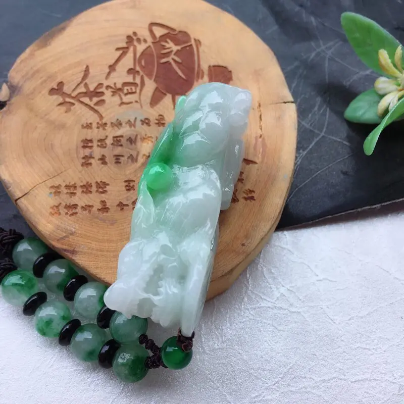 【(如意进财)翡翠飘阳绿精雕招财辟邪貔貅玉坠 俏色阳绿如意,尺寸52*20*17mm】图5