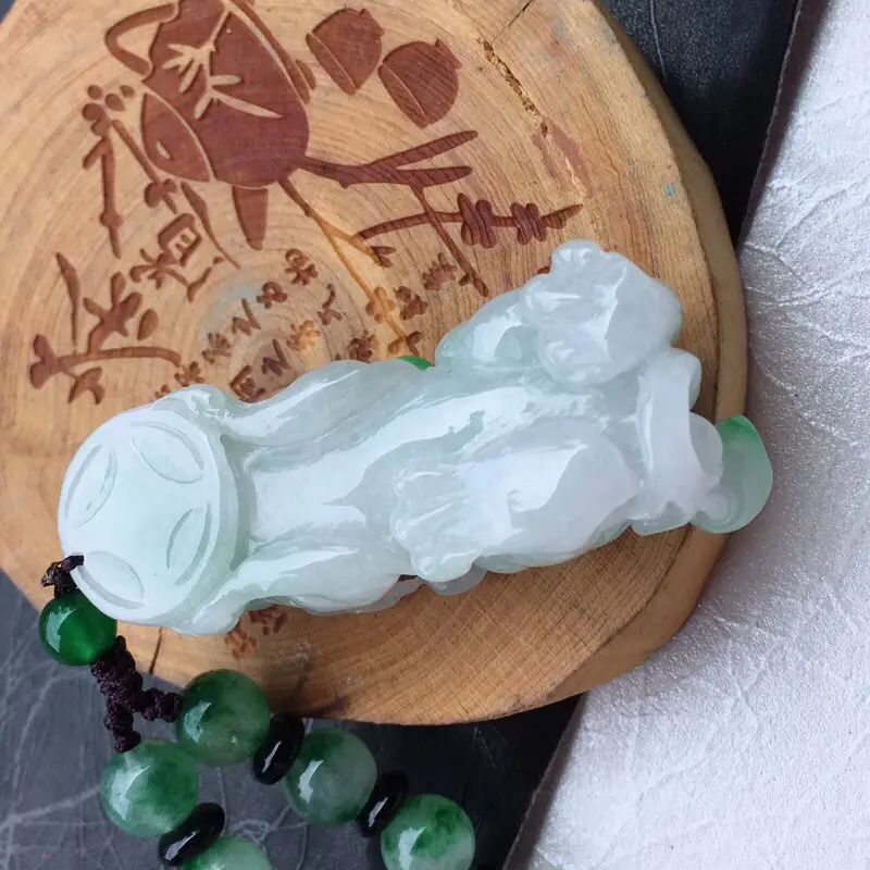 【(如意进财)翡翠飘阳绿精雕招财辟邪貔貅玉坠 俏色阳绿如意,尺寸52*20*17mm】图4