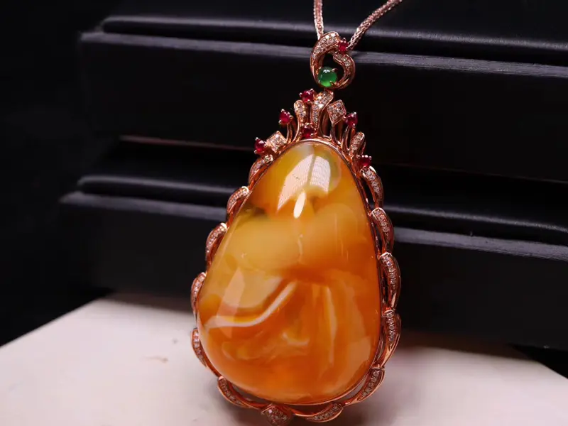 【纯天然高端收藏级原矿鸡油红妖花蜜蜡吊坠
全品无杂无裂,色泽鲜艳红润,非常难得一件,无任何瑕疵,蜡质浓郁,密度饱满,花纹妖孽,色泽油润,18K金包边镶嵌【红宝石】原矿【南非钻石】佩戴尊贵不凡 ,配上【翡翠】点缀彰显气度!送人或者自留都是非常完美的选择。仅此一件。错过无。高端收藏级。
尺寸66*36*19mm克重22.84克】图3
