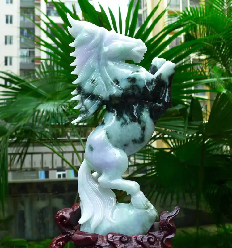 【马到功成 马摆件 缅甸天然翡翠A货 精美 飘花马到功成 马上发财 马摆件 雕刻精美线条流畅种水好 搭配精美高档檀木底座 尺寸 350.160.110裸石尺寸230.120.50裸石重2.52斤 送礼佳品赞】图4