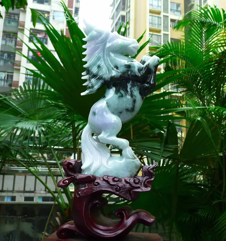 【马到功成 马摆件 缅甸天然翡翠A货 精美 飘花马到功成 马上发财 马摆件 雕刻精美线条流畅种水好 搭配精美高档檀木底座 尺寸 350.160.110裸石尺寸230.120.50裸石重2.52斤 送礼佳品赞】图2