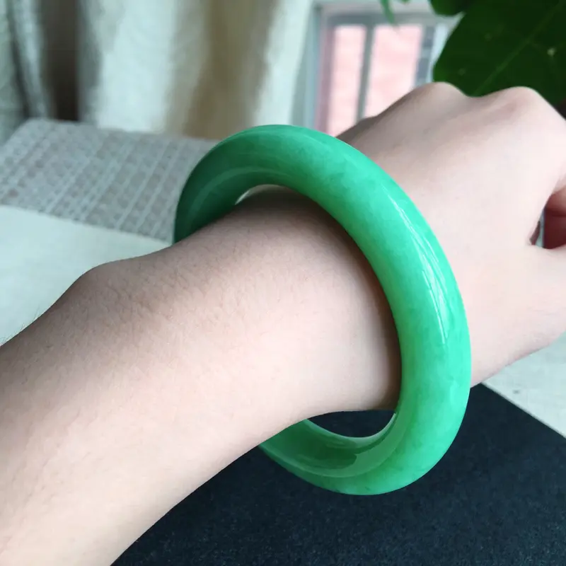 【天然A货翡翠 莹润满绿豆绿圆条手镯,玉质细腻 颜色青翠迷人,绿意怏然,条形圆润光滑,上手华丽高贵! 尺寸58.5*12.8*11.6mm 重87.25g】图1
