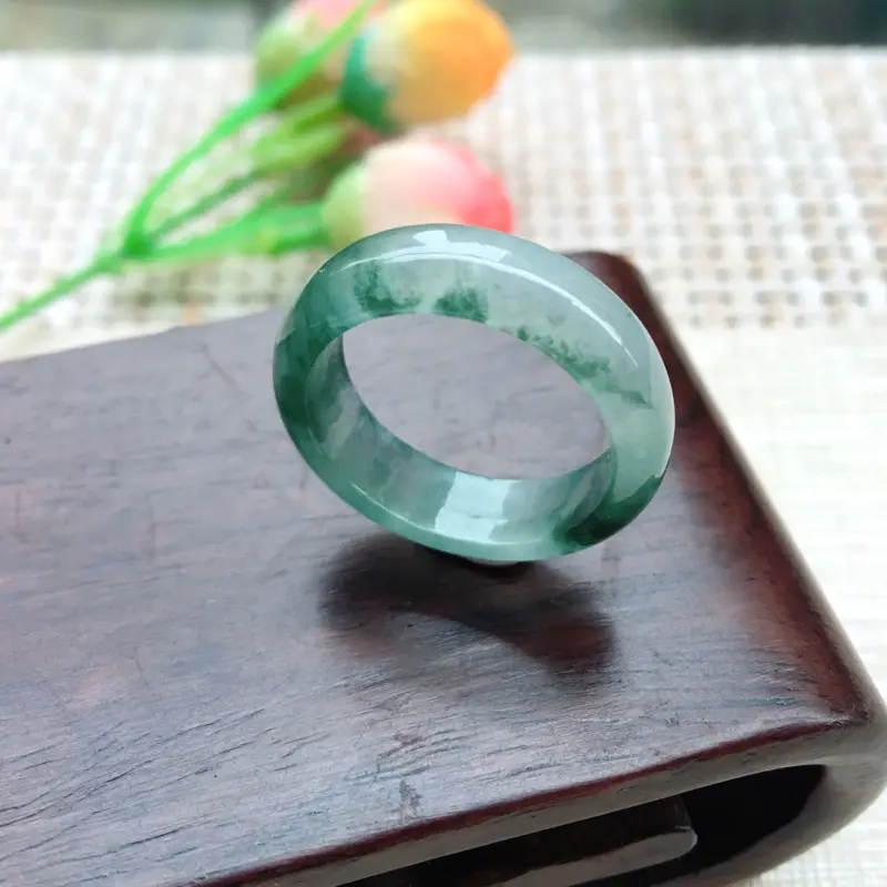 【天然A货翡翠 完美飘花戒指,玉质细腻,花色靓丽,佩戴效果优雅迷人!尺寸19*6.5*3.2mm4.03g##】图5