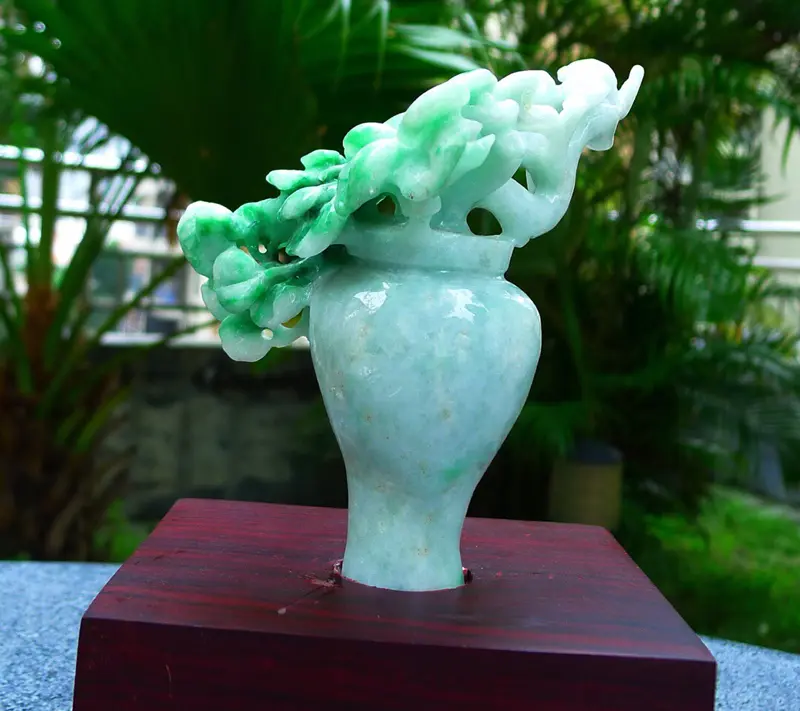 【精雕花瓶摆件 缅甸天然翡翠A货 精美喜上眉梢 花开富贵 多子多福 好事连连 平平安安 花瓶摆件 雕刻精美线条流畅 种水好 搭配精美高档檀木底座 尺寸 210.120.90裸石尺寸 140.130.80裸石重量0.81斤 赞 送礼收藏佳品】图4