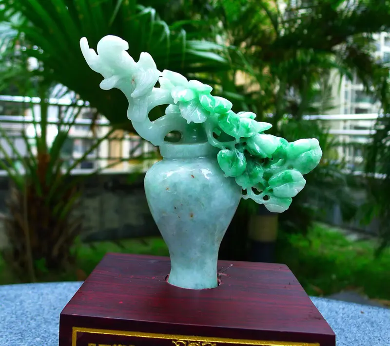 【精雕花瓶摆件 缅甸天然翡翠A货 精美喜上眉梢 花开富贵 多子多福 好事连连 平平安安 花瓶摆件 雕刻精美线条流畅 种水好 搭配精美高档檀木底座 尺寸 210.120.90裸石尺寸 140.130.80裸石重量0.81斤 赞 送礼收藏佳品】图3