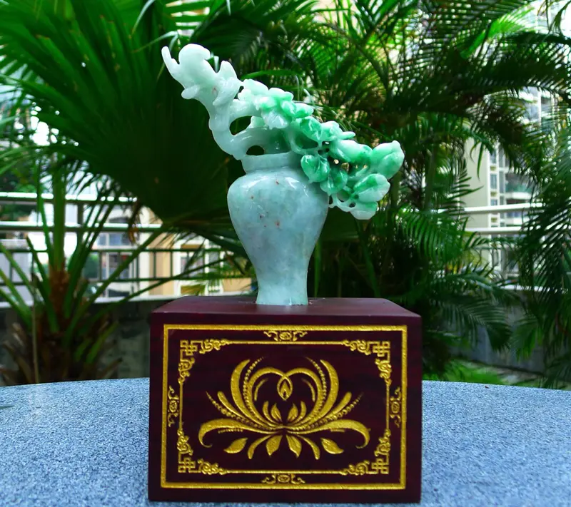 【精雕花瓶摆件 缅甸天然翡翠A货 精美喜上眉梢 花开富贵 多子多福 好事连连 平平安安 花瓶摆件 雕刻精美线条流畅 种水好 搭配精美高档檀木底座 尺寸 210.120.90裸石尺寸 140.130.80裸石重量0.81斤 赞 送礼收藏佳品】图6