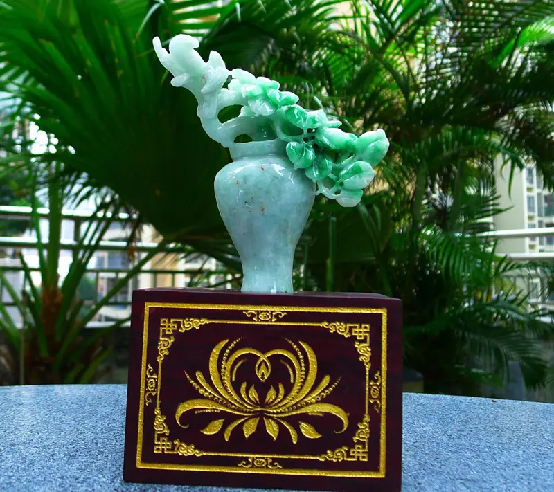 【精雕花瓶摆件 缅甸天然翡翠A货 精美喜上眉梢 花开富贵 多子多福 好事连连 平平安安 花瓶摆件 雕刻精美线条流畅 种水好 搭配精美高档檀木底座 尺寸 210.120.90裸石尺寸 140.130.80裸石重量0.81斤 赞 送礼收藏佳品】图7