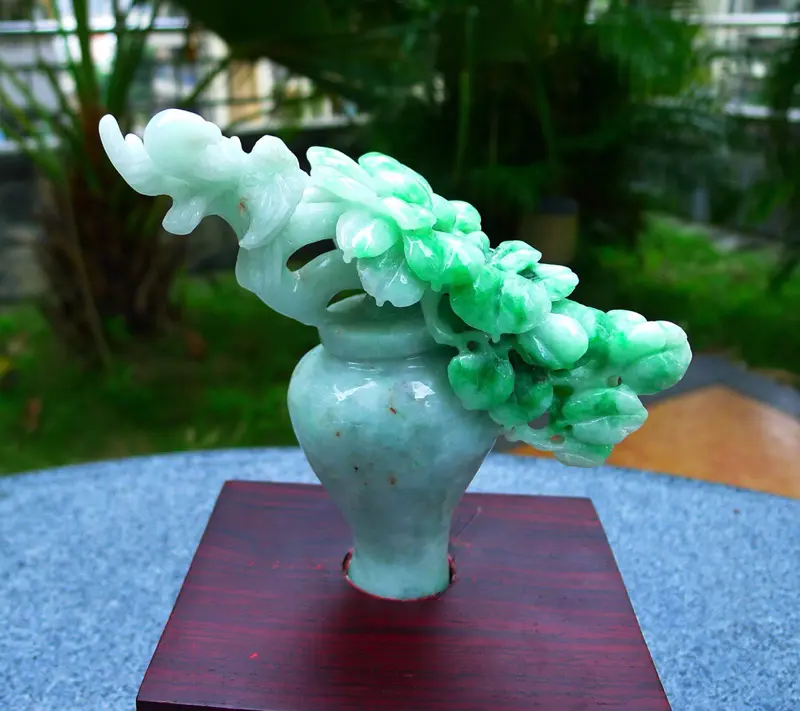 【精雕花瓶摆件 缅甸天然翡翠A货 精美喜上眉梢 花开富贵 多子多福 好事连连 平平安安 花瓶摆件 雕刻精美线条流畅 种水好 搭配精美高档檀木底座 尺寸 210.120.90裸石尺寸 140.130.80裸石重量0.81斤 赞 送礼收藏佳品】图5