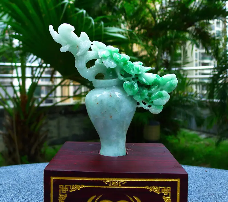 【精雕花瓶摆件 缅甸天然翡翠A货 精美喜上眉梢 花开富贵 多子多福 好事连连 平平安安 花瓶摆件 雕刻精美线条流畅 种水好 搭配精美高档檀木底座 尺寸 210.120.90裸石尺寸 140.130.80裸石重量0.81斤 赞 送礼收藏佳品】图2