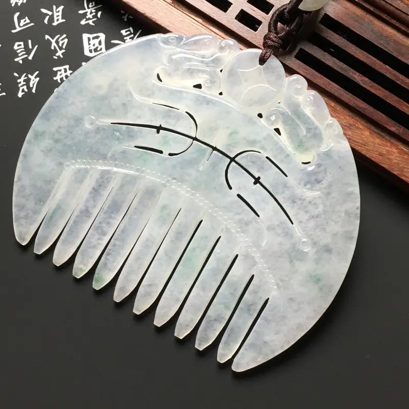 【糯化种飘翠一梳百顺小摆件 尺寸61-73-4毫米 水润通透 品相完美】图3