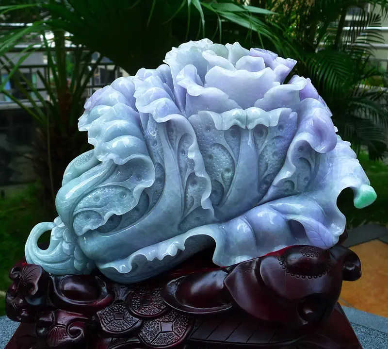 【超大件白菜摆件 缅甸天然翡翠A货 精美水润 春带彩 八方来财 财源广进 步步高升 升官发财 白菜摆件 雕刻精美线条流畅 种水好 搭配精美高档檀木底座 尺寸390.360.190裸石尺寸300.200.110裸石重量15.33斤 赞 色彩艳丽 工艺精湛 赞】图2