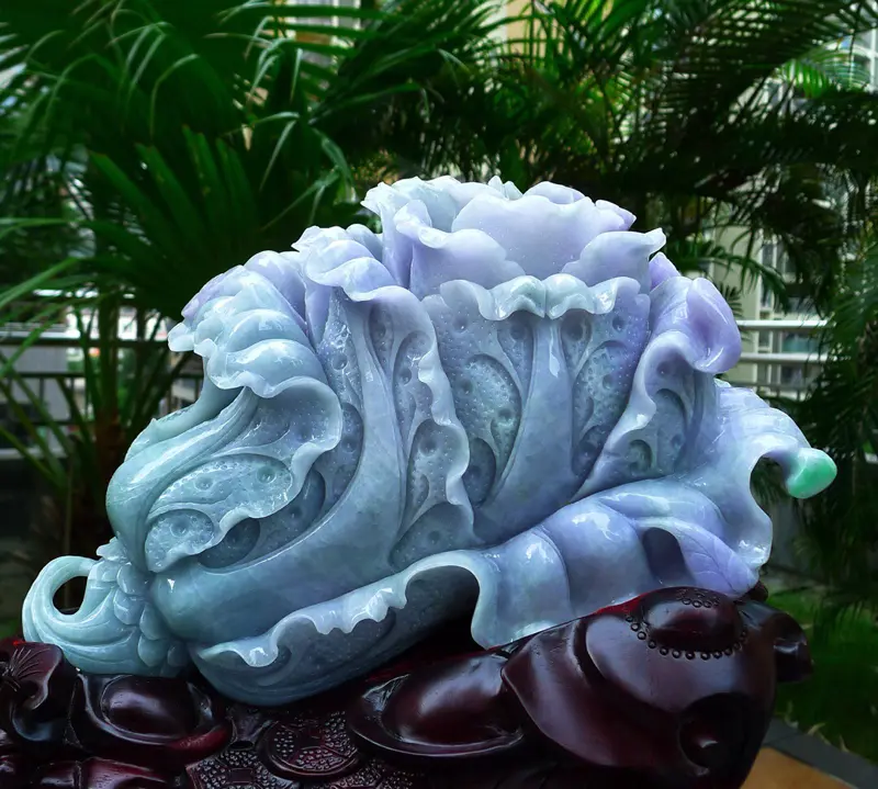 【超大件白菜摆件 缅甸天然翡翠A货 精美水润 春带彩 八方来财 财源广进 步步高升 升官发财 白菜摆件 雕刻精美线条流畅 种水好 搭配精美高档檀木底座 尺寸390.360.190裸石尺寸300.200.110裸石重量15.33斤 赞 色彩艳丽 工艺精湛 赞】图3