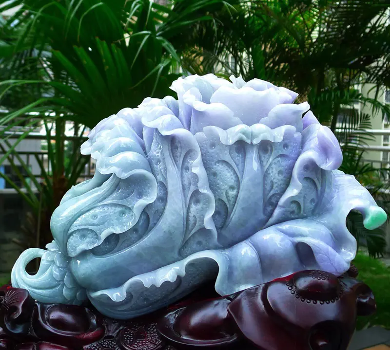 【超大件白菜摆件 缅甸天然翡翠A货 精美水润 春带彩 八方来财 财源广进 步步高升 升官发财 白菜摆件 雕刻精美线条流畅 种水好 搭配精美高档檀木底座 尺寸390.360.190裸石尺寸300.200.110裸石重量15.33斤 赞 色彩艳丽 工艺精湛 赞】图6
