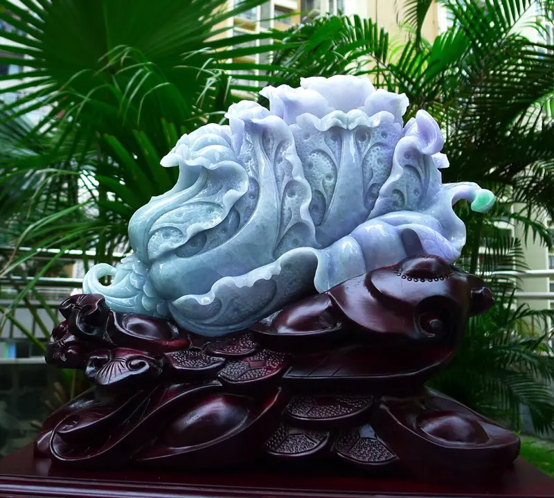 【超大件白菜摆件 缅甸天然翡翠A货 精美水润 春带彩 八方来财 财源广进 步步高升 升官发财 白菜摆件 雕刻精美线条流畅 种水好 搭配精美高档檀木底座 尺寸390.360.190裸石尺寸300.200.110裸石重量15.33斤 赞 色彩艳丽 工艺精湛 赞】图5