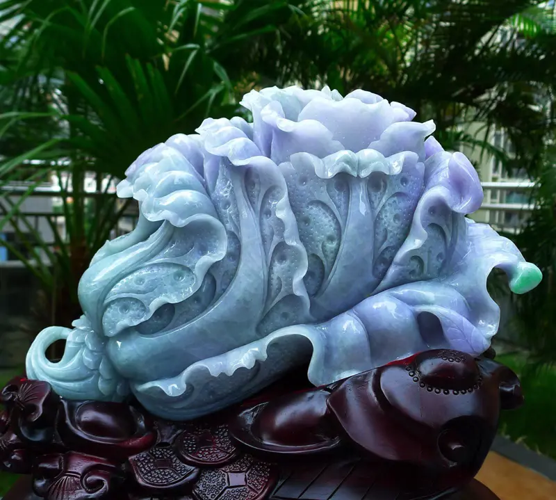 【超大件白菜摆件 缅甸天然翡翠A货 精美水润 春带彩 八方来财 财源广进 步步高升 升官发财 白菜摆件 雕刻精美线条流畅 种水好 搭配精美高档檀木底座 尺寸390.360.190裸石尺寸300.200.110裸石重量15.33斤 赞 色彩艳丽 工艺精湛 赞】图4