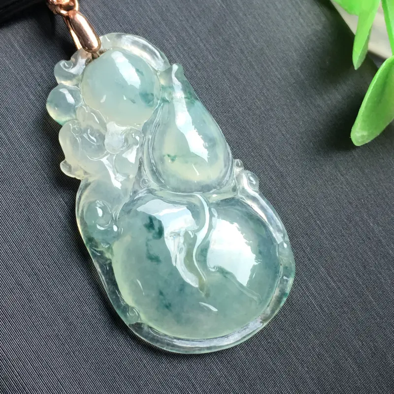 【推荐👍👍【冰飘蓝花猴抱葫芦】葫芦兽即福禄寿,寓意极好,精雕,水润冰透,种水很好,起强光起胶感,飘难得的正蓝花,品相佳,值得拥有,配银扣】图3