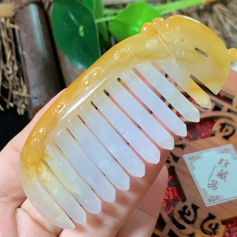 【天然翡翠A货-黄翡梳子顺心顺意_种好,玉质细腻,水头饱满,形体漂亮,水润精致,上身效果佳,尺寸81.4*37.5*5.4mm】图6