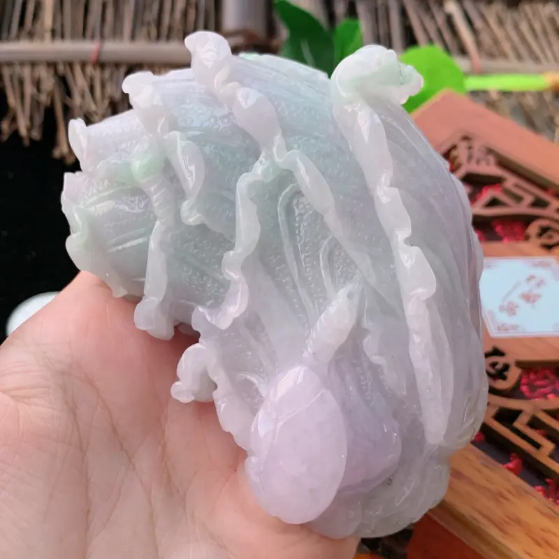 【天然翡翠A货-春带彩百聚招财手把件。种好,玉质细腻,水头饱满,形体漂亮,水润精致,寓意佳。尺寸94.2*68.8*41.7mm】图5