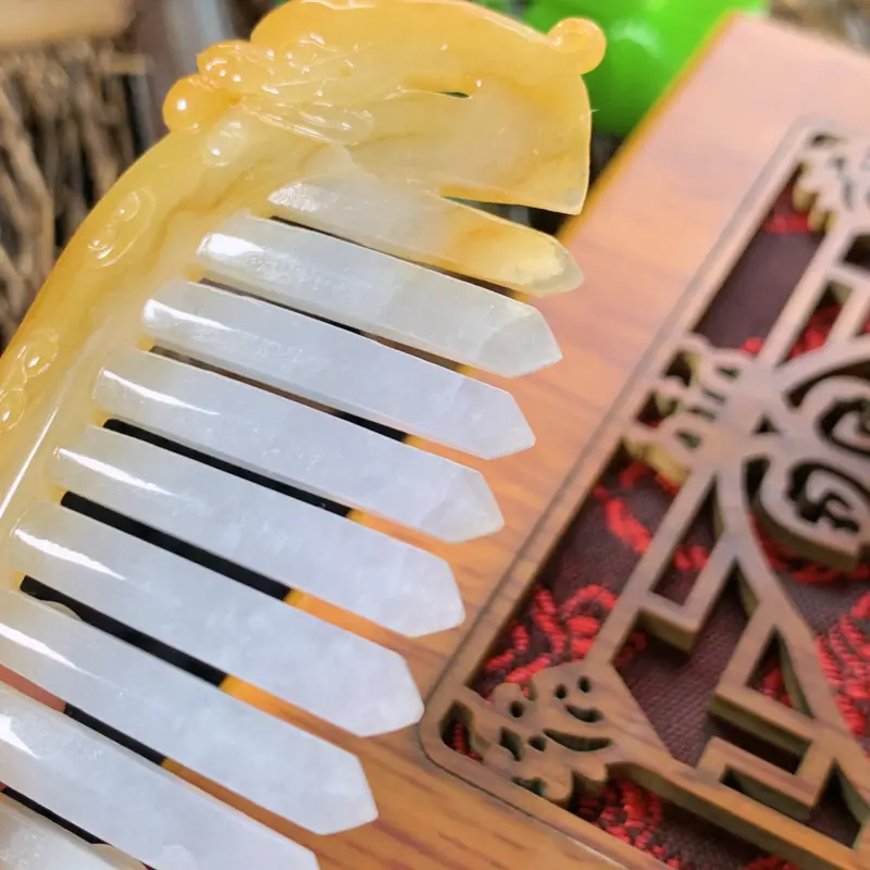 【天然翡翠A货-黄翡梳子顺心顺意_种好,玉质细腻,水头饱满,形体漂亮,水润精致,上身效果佳,尺寸81.4*37.5*5.4mm】图8