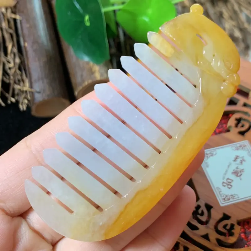 【天然翡翠A货-黄翡梳子顺心顺意_种好,玉质细腻,水头饱满,形体漂亮,水润精致,上身效果佳,尺寸81.4*37.5*5.4mm】图7