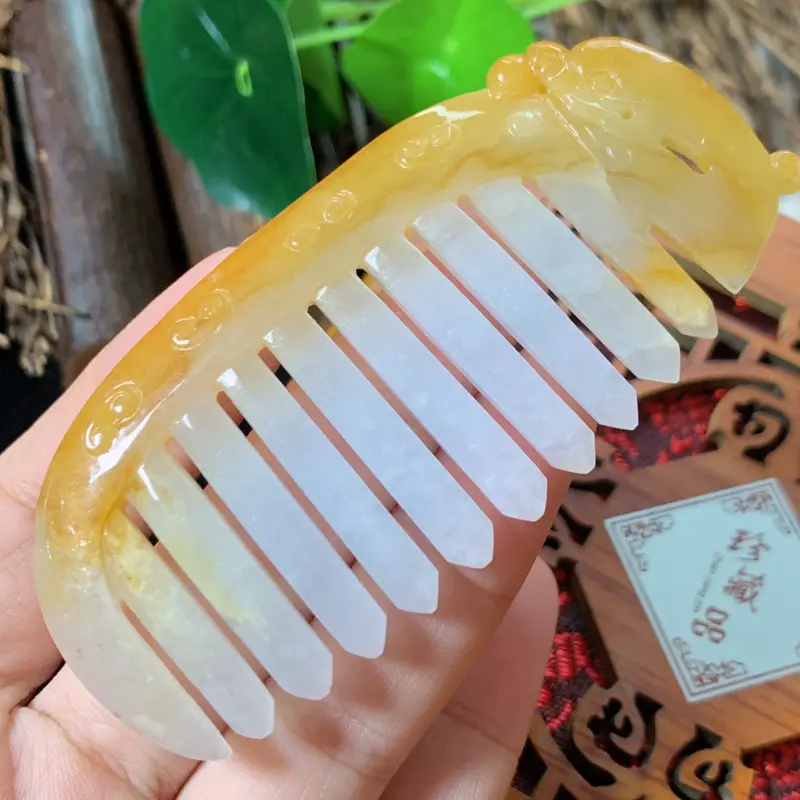 【天然翡翠A货-黄翡梳子顺心顺意_种好,玉质细腻,水头饱满,形体漂亮,水润精致,上身效果佳,尺寸81.4*37.5*5.4mm】图5