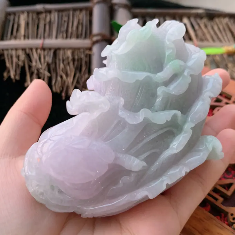 【天然翡翠A货-春带彩百聚招财手把件。种好,玉质细腻,水头饱满,形体漂亮,水润精致,寓意佳。尺寸94.2*68.8*41.7mm】图3