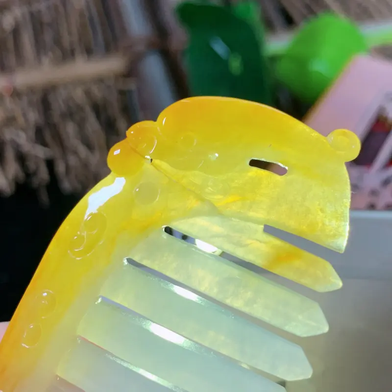 【天然翡翠A货-黄翡梳子顺心顺意_种好,玉质细腻,水头饱满,形体漂亮,水润精致,上身效果佳,尺寸81.4*37.5*5.4mm】图9