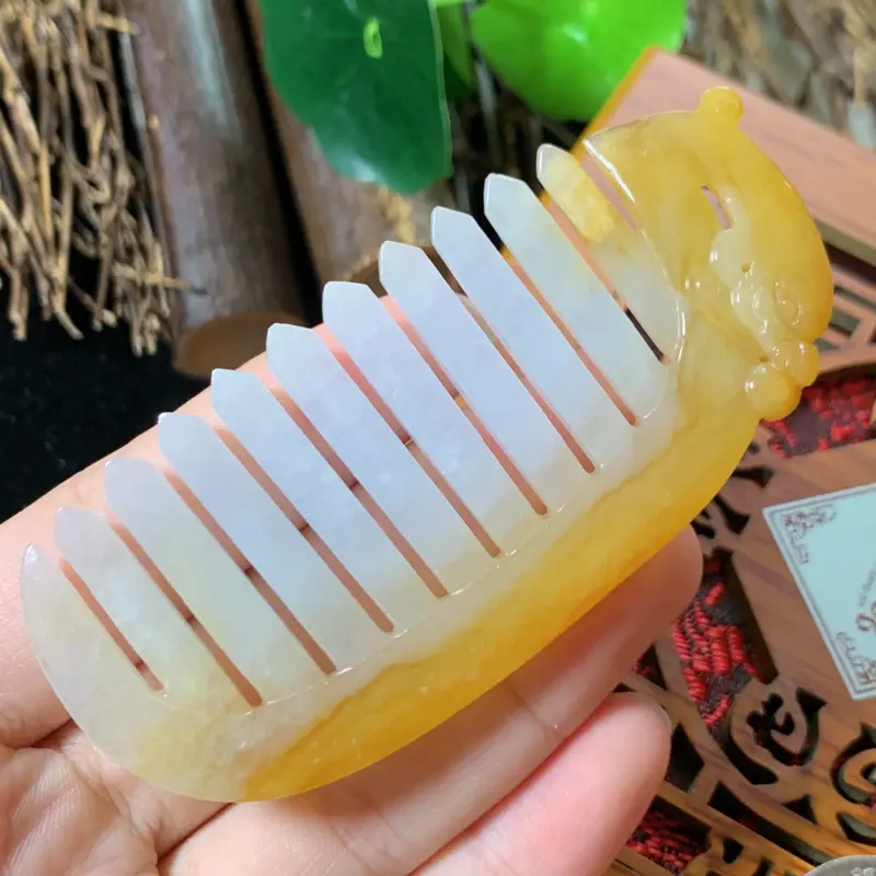 【天然翡翠A货-黄翡梳子顺心顺意_种好,玉质细腻,水头饱满,形体漂亮,水润精致,上身效果佳,尺寸81.4*37.5*5.4mm】图2
