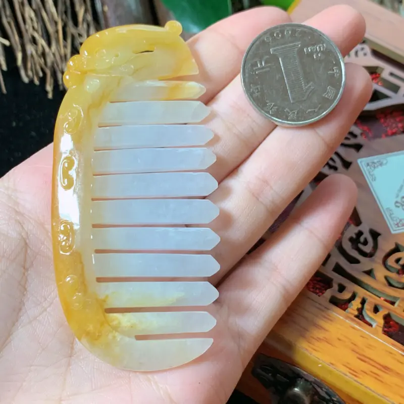 【天然翡翠A货-黄翡梳子顺心顺意_种好,玉质细腻,水头饱满,形体漂亮,水润精致,上身效果佳,尺寸81.4*37.5*5.4mm】图3