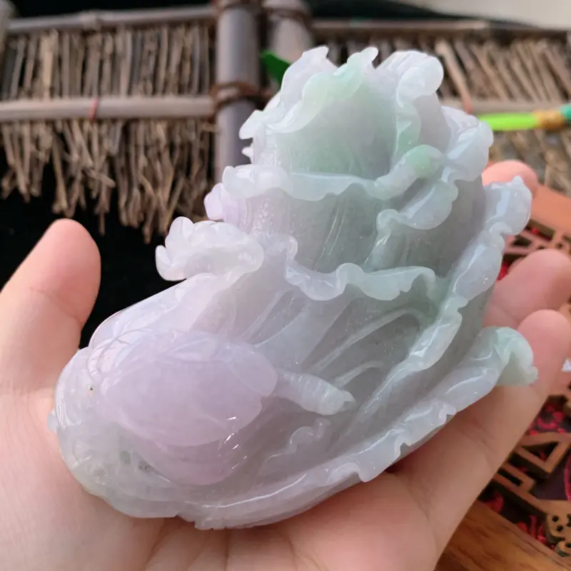 【天然翡翠A货-春带彩百聚招财手把件。种好,玉质细腻,水头饱满,形体漂亮,水润精致,寓意佳。尺寸94.2*68.8*41.7mm】图2