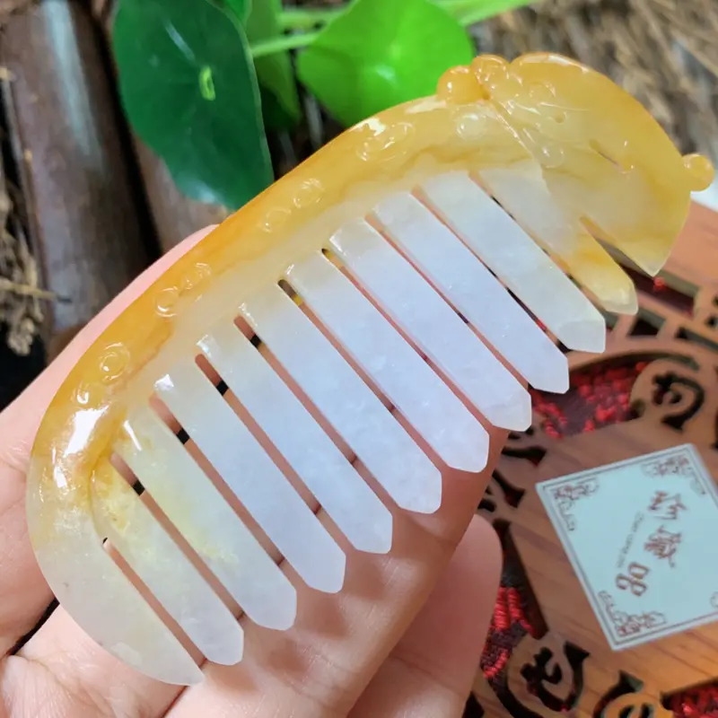 【天然翡翠A货-黄翡梳子顺心顺意_种好,玉质细腻,水头饱满,形体漂亮,水润精致,上身效果佳,尺寸81.4*37.5*5.4mm】图4