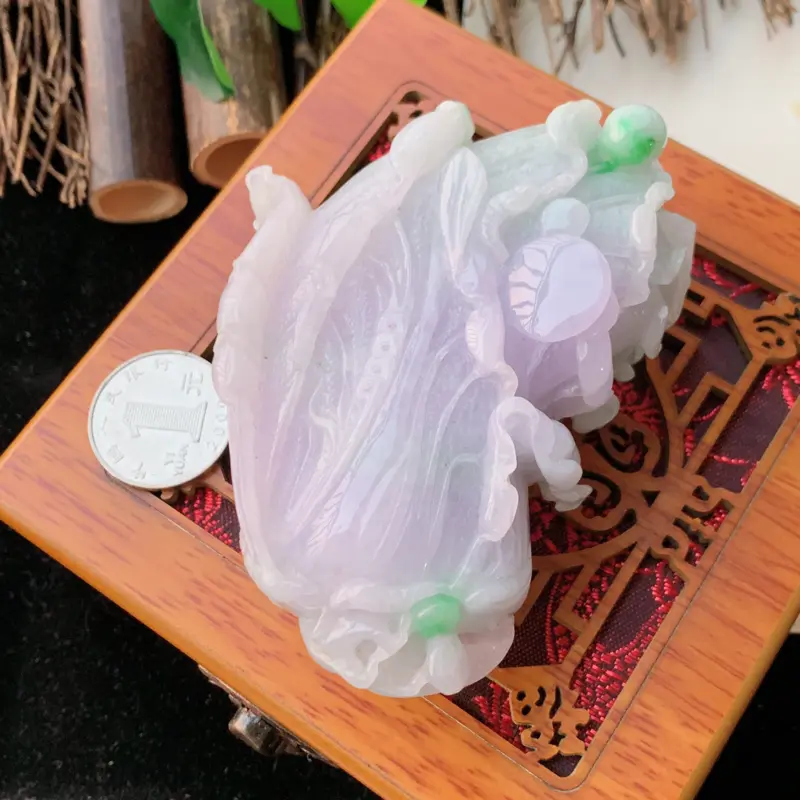 【天然翡翠A货-春带彩百聚招财手把件。种好,玉质细腻,水头饱满,形体漂亮,水润精致,寓意佳。尺寸94.2*68.8*41.7mm】图6