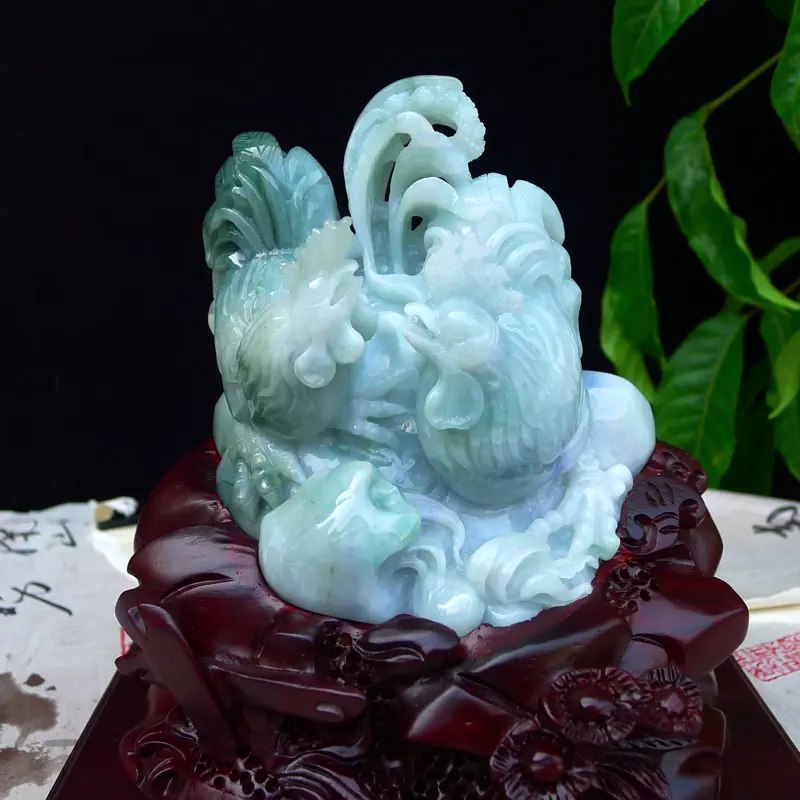 【翡翠老坑冰透糯化精雕讲冠上加冠。和谐友爱,升官发财。公鸡摆件 裸石尺寸100*125*80mm 连底座220*210*150mm 玉石重1.16公斤】图6