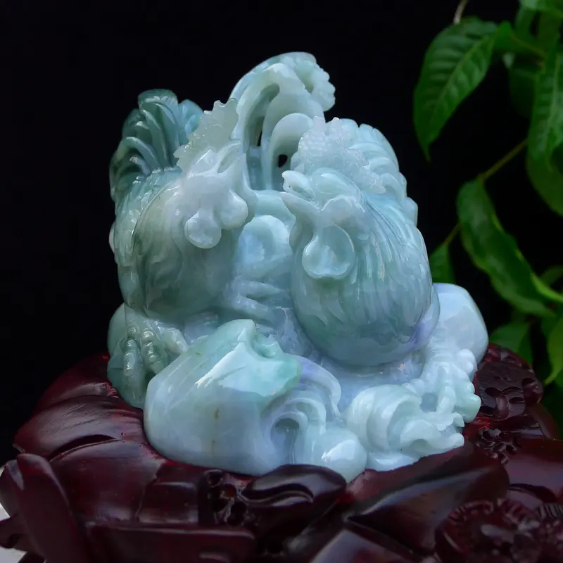 【翡翠老坑冰透糯化精雕讲冠上加冠。和谐友爱,升官发财。公鸡摆件 裸石尺寸100*125*80mm 连底座220*210*150mm 玉石重1.16公斤】图2