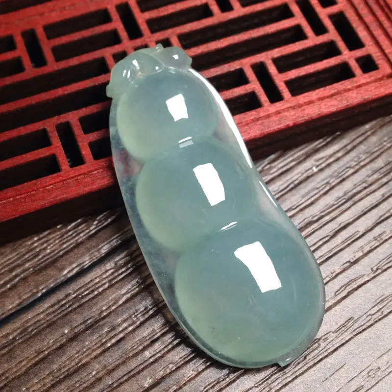 【老坑蓝底大福豆吊坠,裸石47*20.5*10 老坑种水,通透冰莹,清润水足,大气厚实饱满,胶润十足,种色相融,淡雅恬静】图1