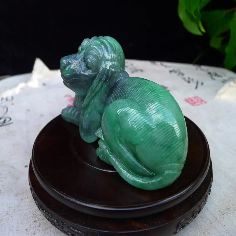 【翡翠水润飘绿俏色巧雕特色旺财小摆件 生肖狗 尺寸120*75*50mm】图10