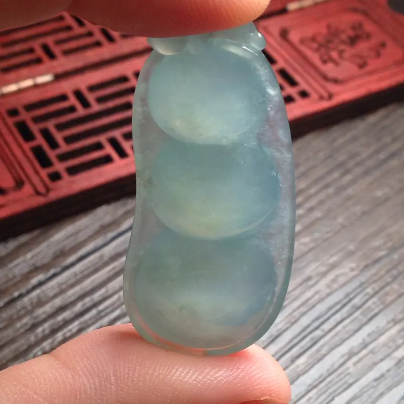 【老坑蓝底大福豆吊坠,裸石47*20.5*10 老坑种水,通透冰莹,清润水足,大气厚实饱满,胶润十足,种色相融,淡雅恬静】图9