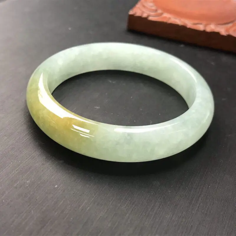 【天然翡翠A货 完美无纹无裂 糯化种豆色底飘黄翡正圈手镯 玉质水润油亮 颜色均匀 上手显眼更有特色哦 (下单前请先咨询货在不在,谢谢)】图1