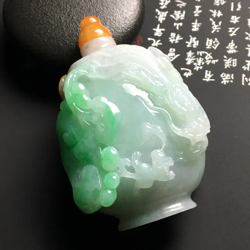 【糯种带色龙行天下鼻烟壶 尺寸77-45.5-34.5毫米 水润细腻 翠色艳丽 雕工精湛 收藏佳品】图1
