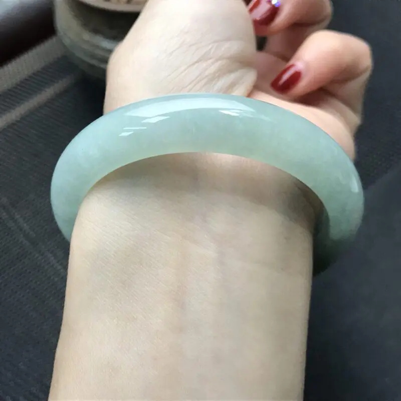 【天然翡翠A货 完美无纹无裂 糯化种豆色底飘黄翡正圈手镯 玉质水润油亮 颜色均匀 上手显眼更有特色哦 (下单前请先咨询货在不在,谢谢)】图7
