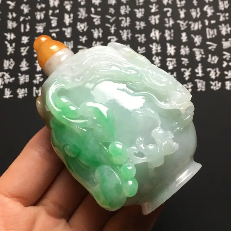 【糯种带色龙行天下鼻烟壶 尺寸77-45.5-34.5毫米 水润细腻 翠色艳丽 雕工精湛 收藏佳品】图4