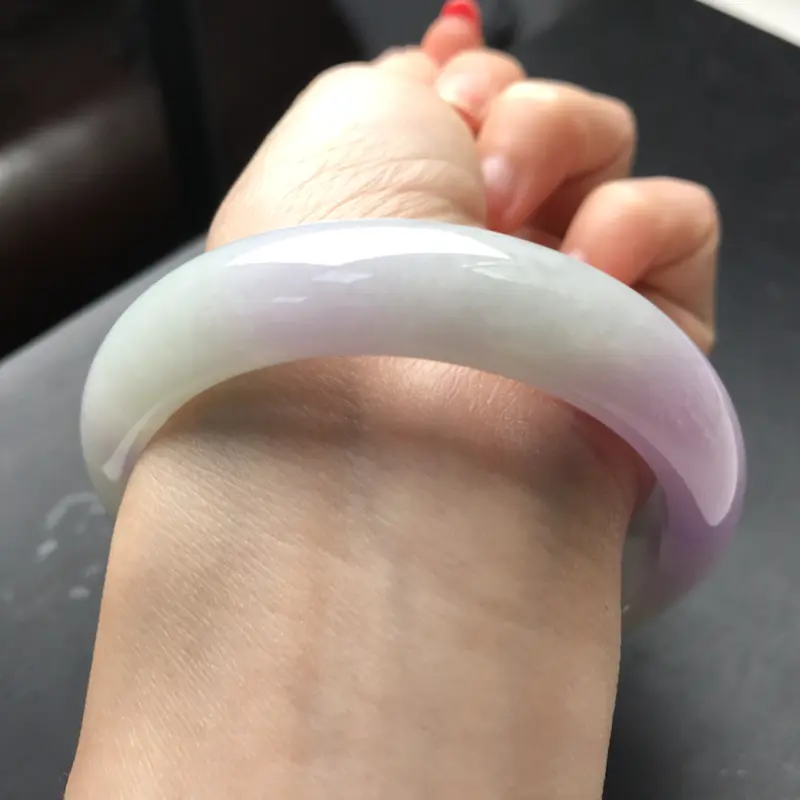 【天然翡翠A货 完美无纹无裂 糯种紫罗兰正圈手镯 质地细腻水润 色泽浓郁靓丽 梦幻紫给人一种很神秘仙气的一款镯子】图5