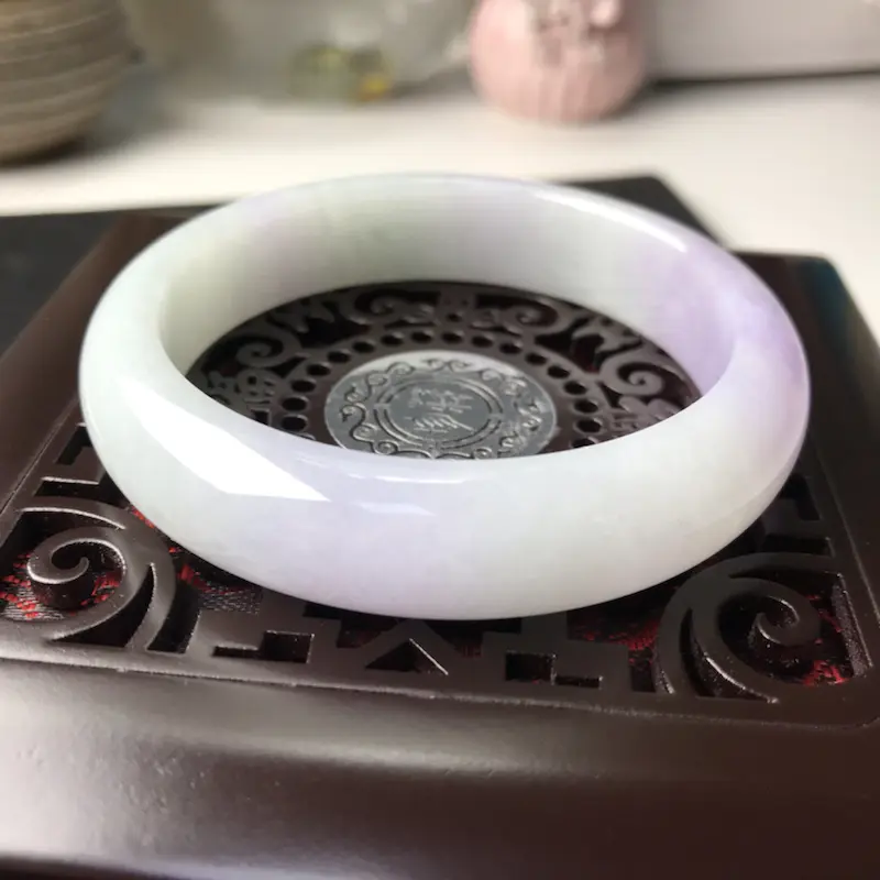 【天然翡翠A货 完美无纹无裂 糯种紫罗兰正圈手镯 质地细腻水润 色泽浓郁靓丽 梦幻紫给人一种很神秘仙气的一款镯子】图2